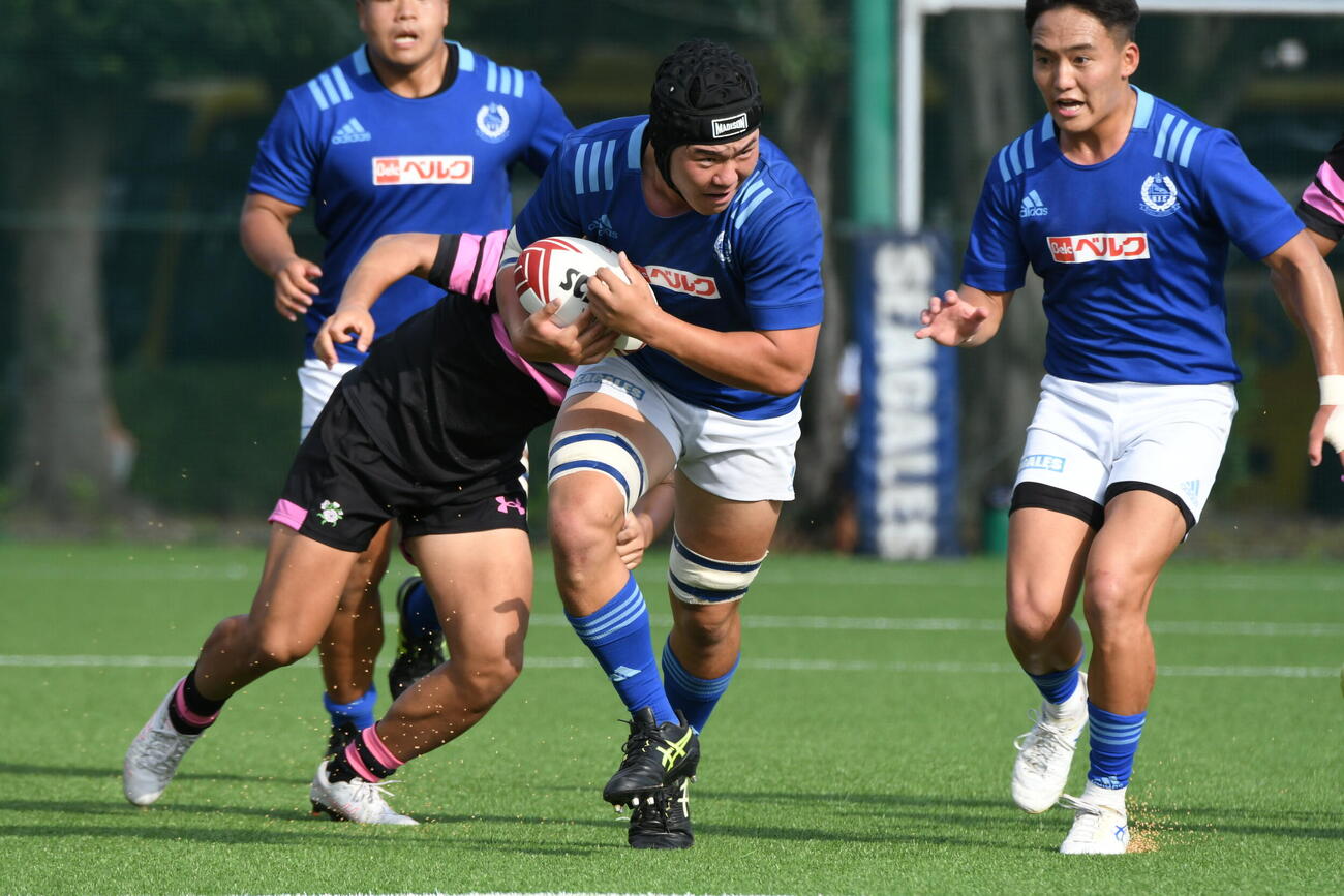 東海大対日大　切れ味鋭い突進を披露する東海大キャプテンの中村太志朗（中央）
