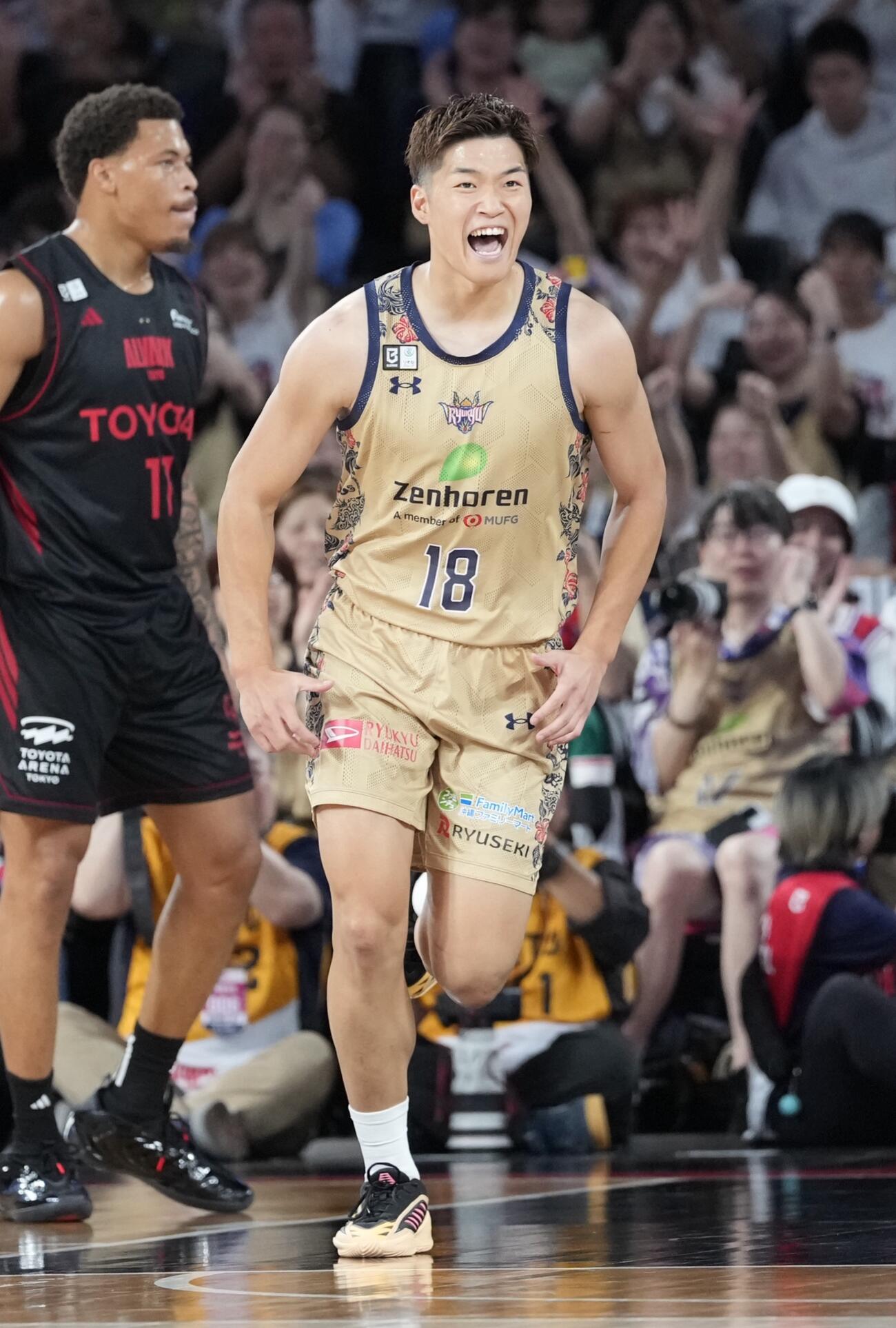 A東京対琉球　第1クオーター、シュートを決めほえる琉球脇真大（撮影・小島史椰）