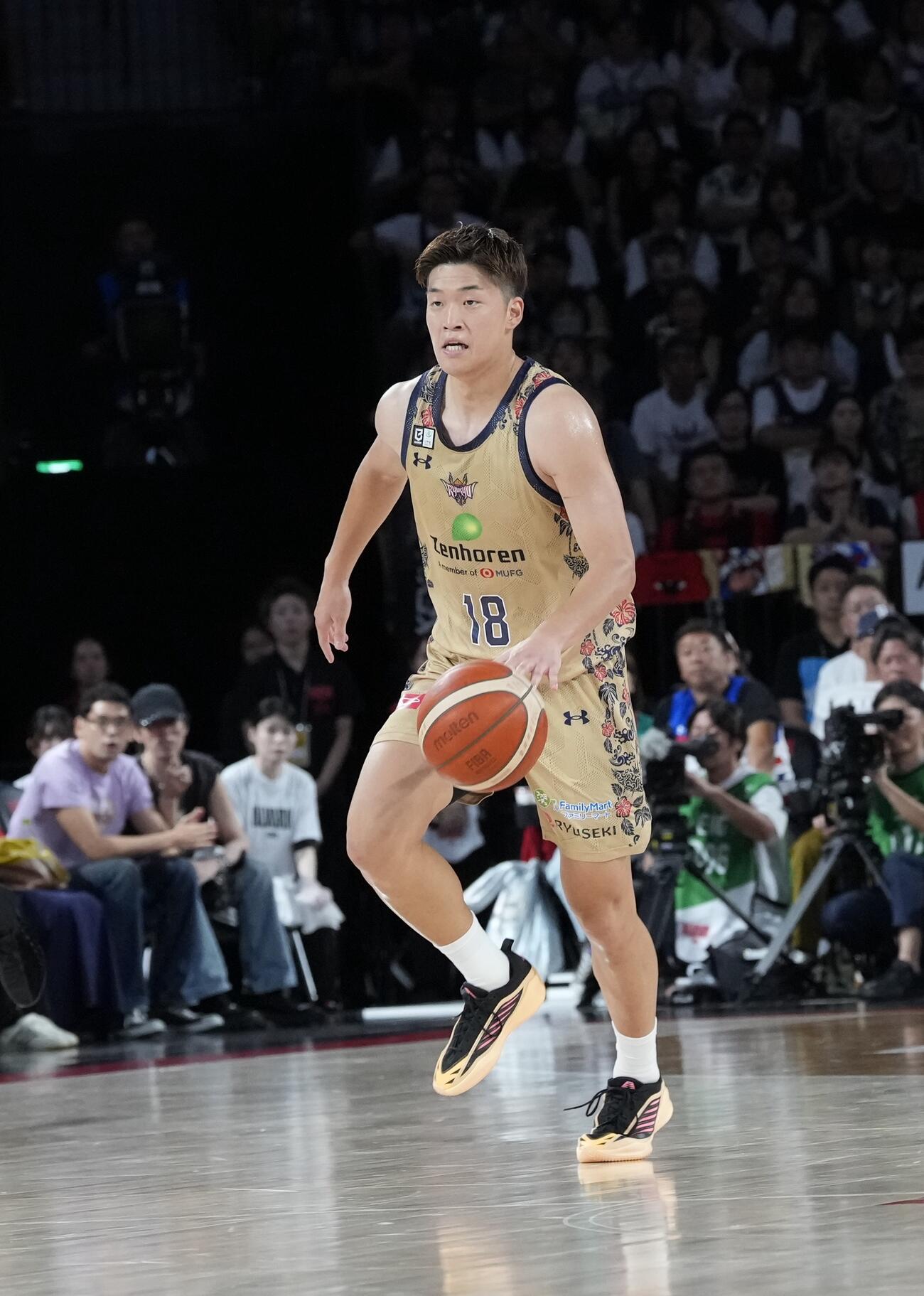 A東京対琉球　第4クオーター、ボールをコントロールする脇真大（撮影・小島史椰）