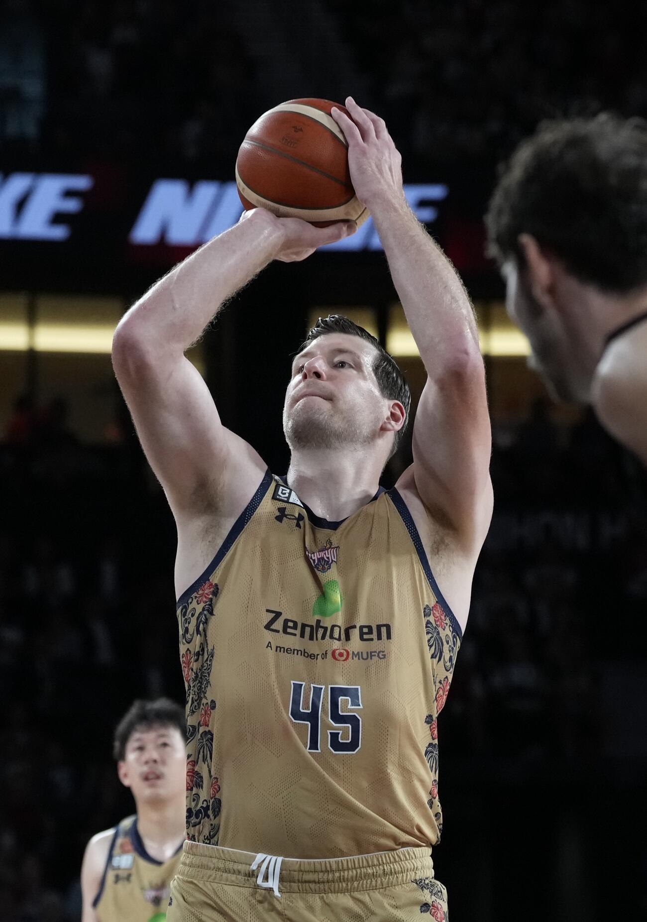 A東京対琉球　第4クオーター、フリースローを放つジャック・クーリー（撮影・小島史椰）