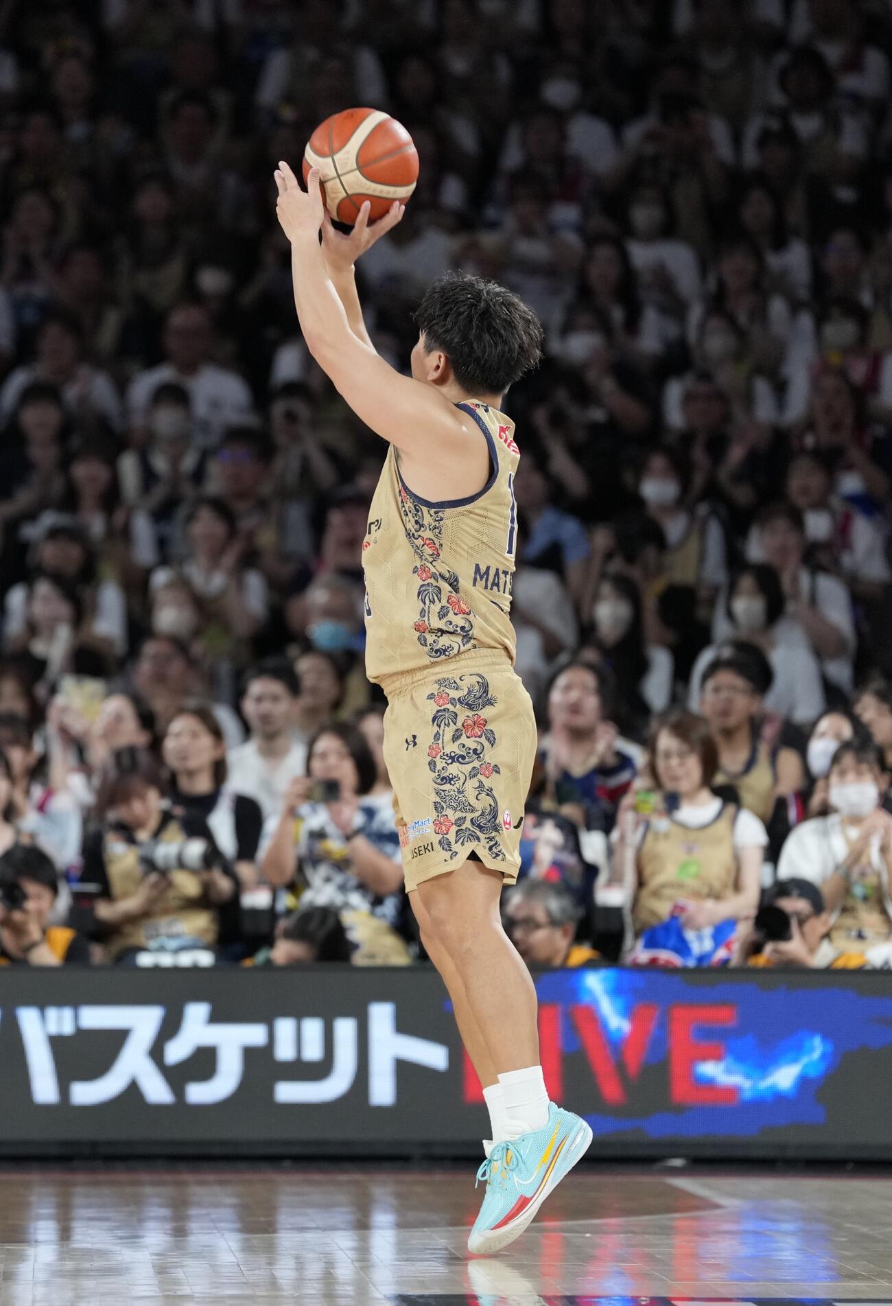 A東京対琉球　第1クオーター、スリーポイントシュートを放つ琉球松脇圭志（撮影・小島史椰）