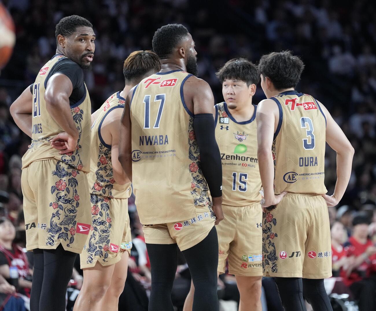 A東京対琉球　第2クオーター、話し合う琉球の選手たち（撮影・小島史椰）