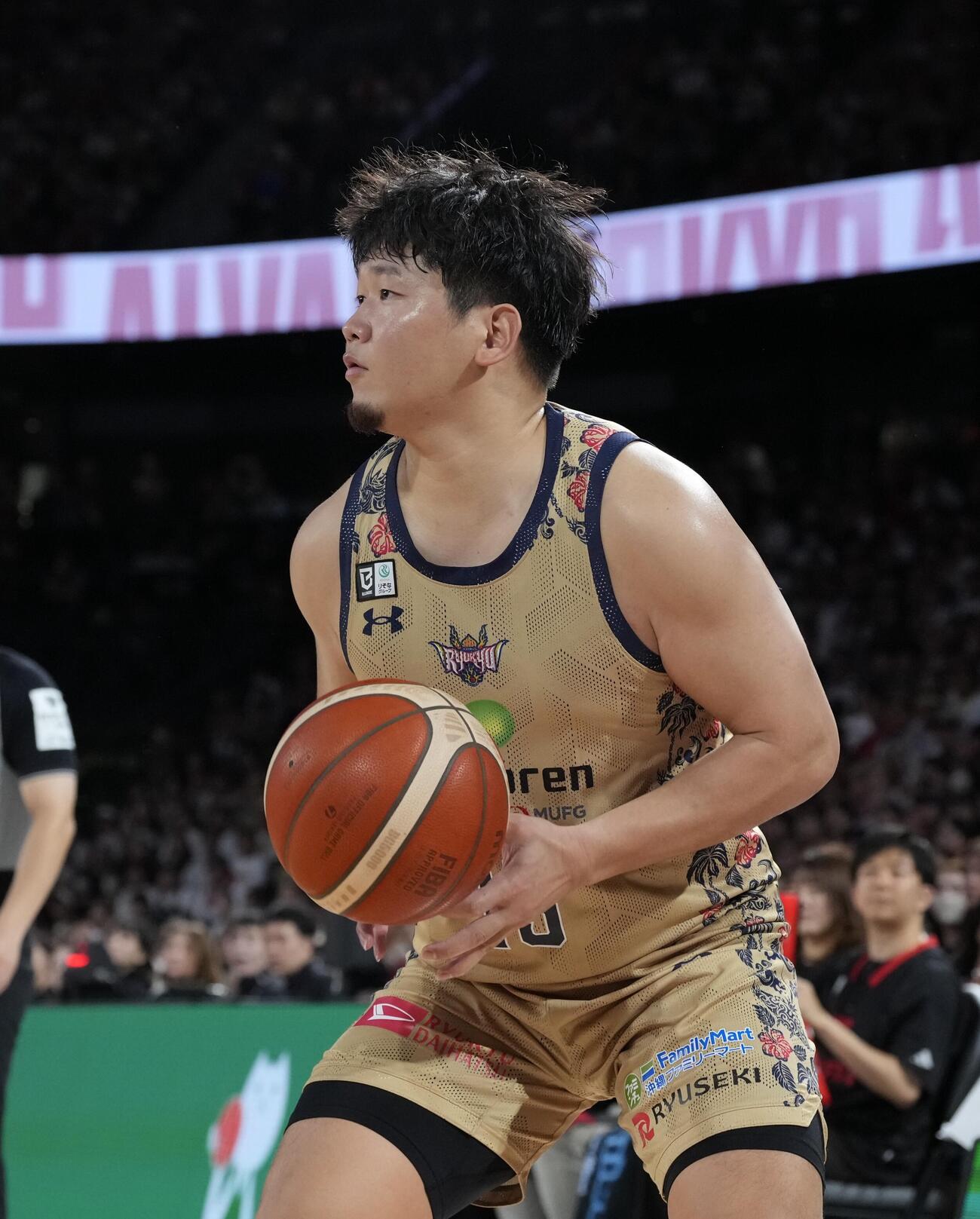 A東京対琉球　第4クオーター、シュートを狙う琉球松脇圭志（撮影・小島史椰）