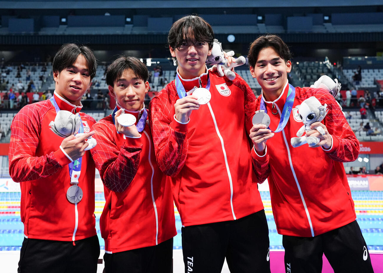 男子400メートルリレー　銀メダルを獲得し笑顔を見せる、左から竹原秀一、大橋信、光永翔音、村佐達也（撮影・鈴木みどり）