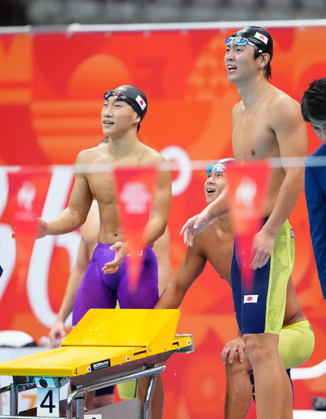 男子400メートルリレー決勝　順位を確認する、左から大橋信、竹原秀一、光永翔音（撮影・鈴木みどり）