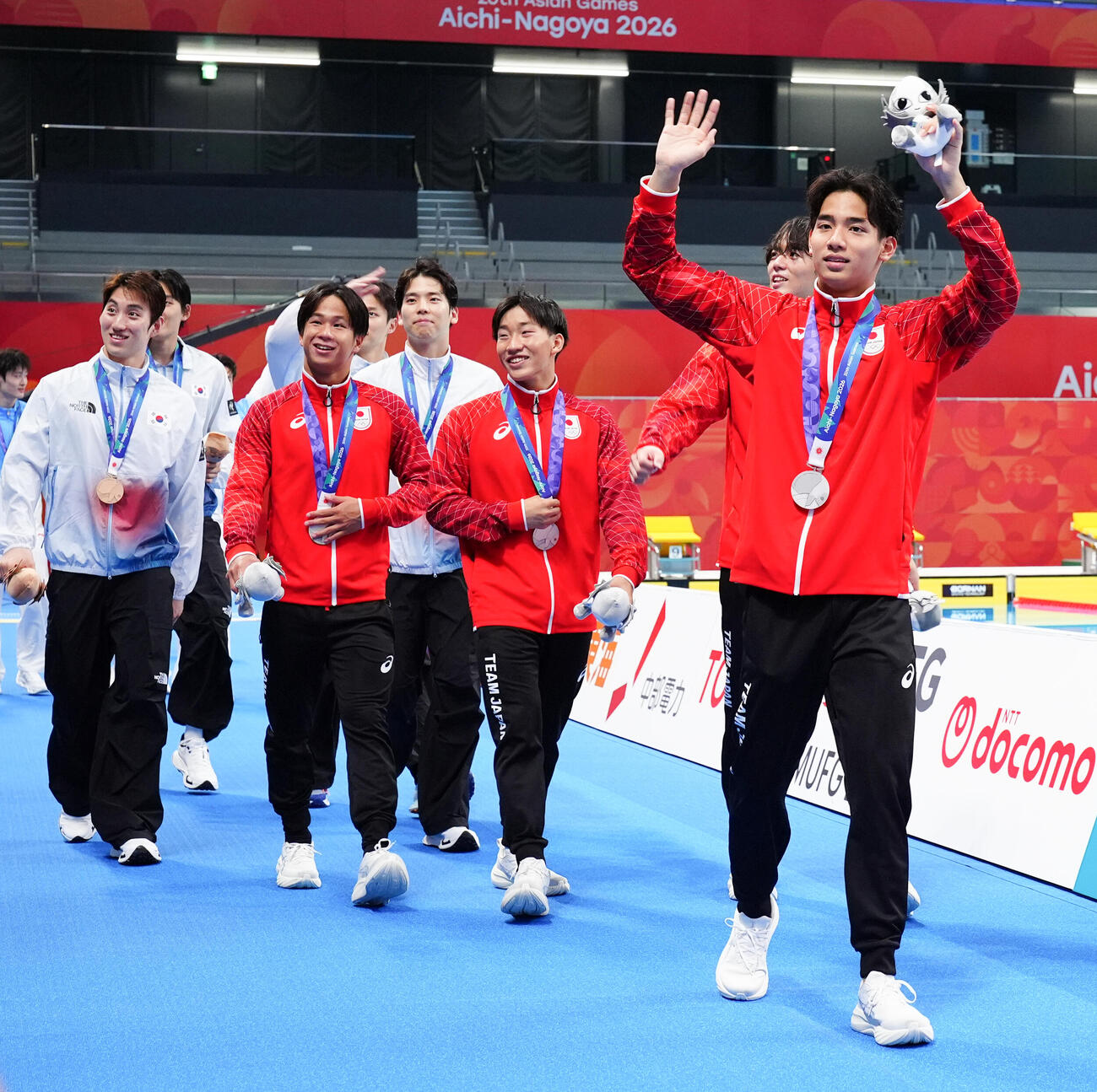 男子400メートルリレー　銀メダルを獲得し声援に応える、右から村佐達也、光永翔音、大橋信、1人おいて竹原秀一（撮影・鈴木みどり）