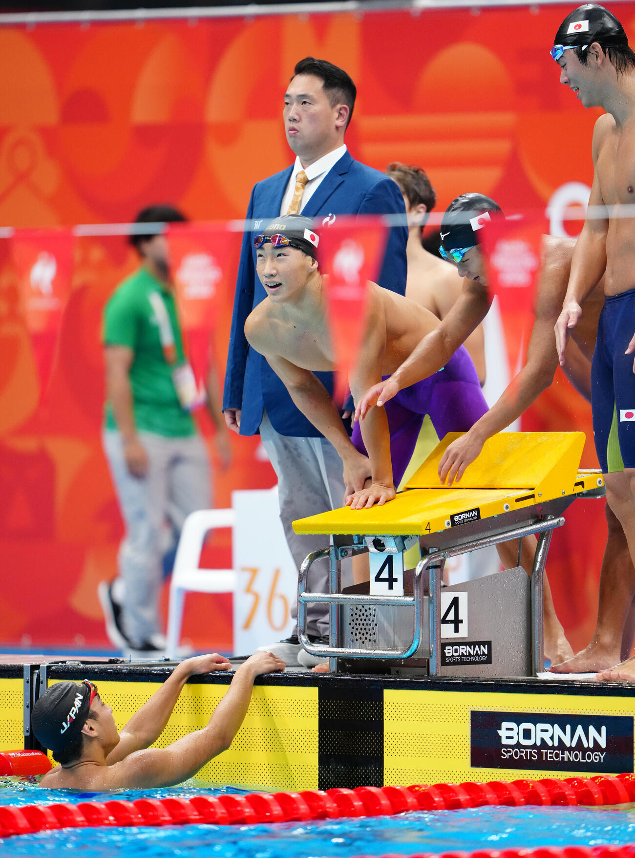男子400メートルリレー決勝　銀メダルを獲得し、アンカー村佐達也（下）をねぎらう、左から大橋信、竹原秀一、光永翔音（撮影・鈴木みどり）