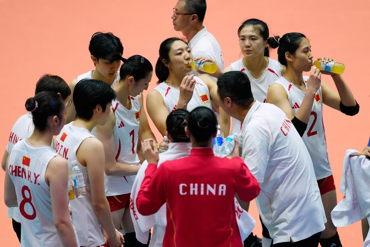 監督の指示を受ける中国代表の選手たち（AP）