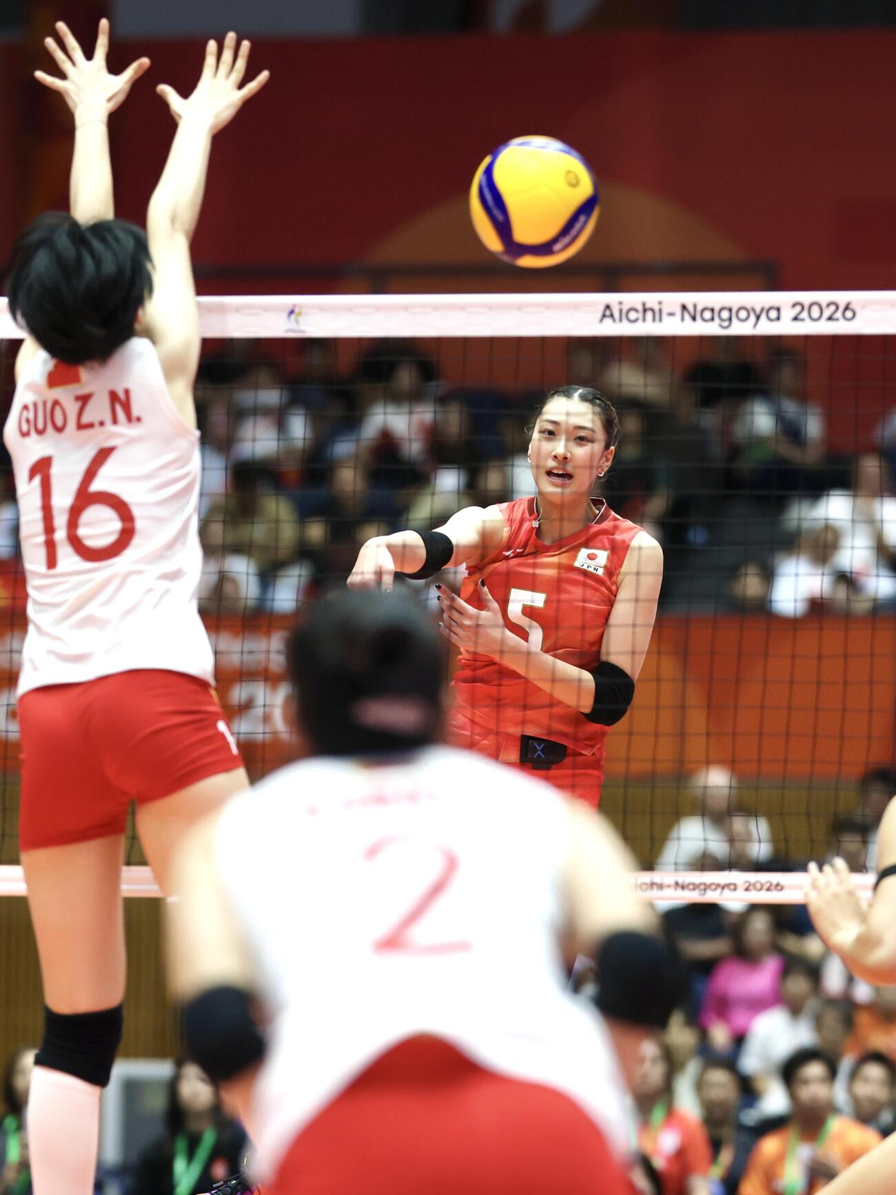 日本対女子　第2セット、スパイクを決める佐藤淑乃（撮影・宮地輝）