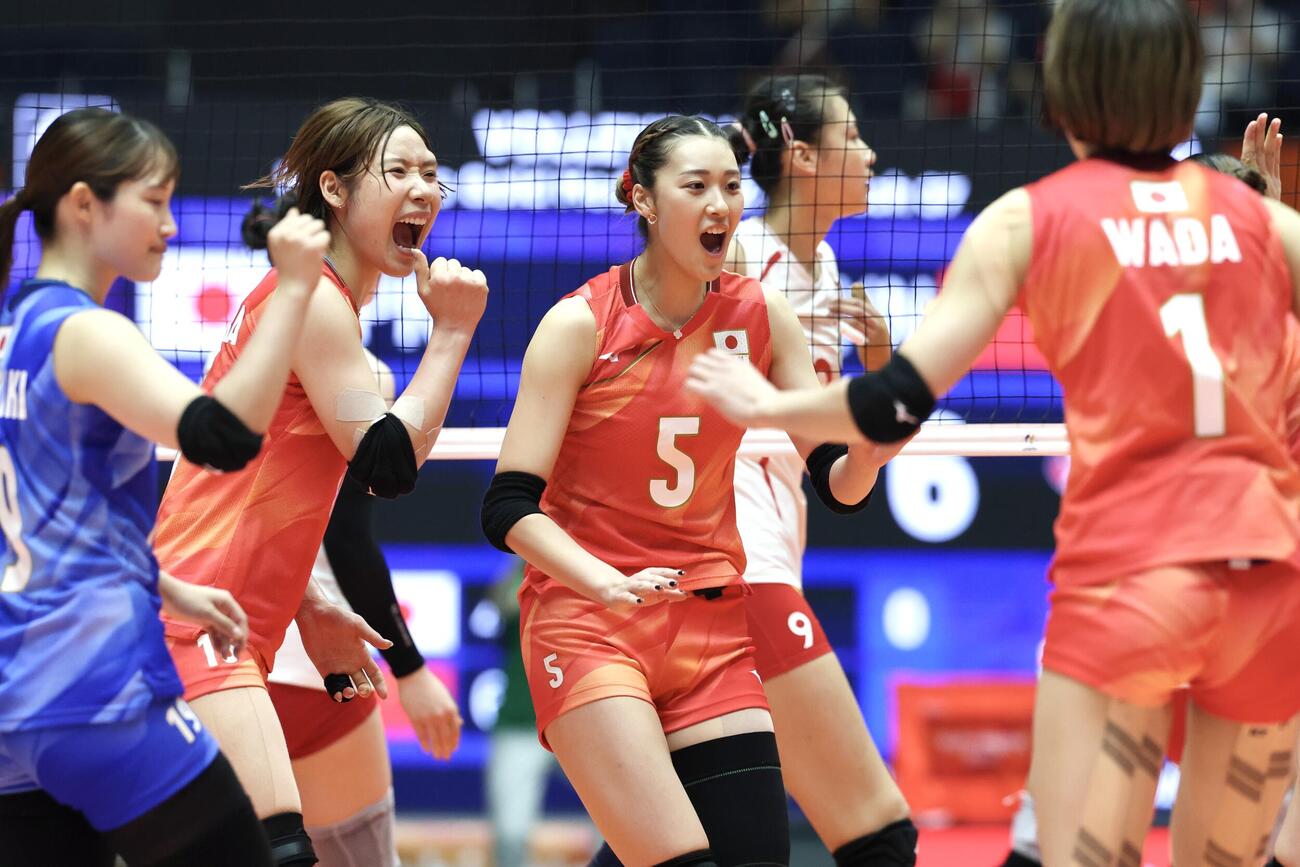 日本対女子　第1セット、スパイクを決めチームメートと喜ぶ佐藤淑乃（中央右）（撮影・宮地輝）
