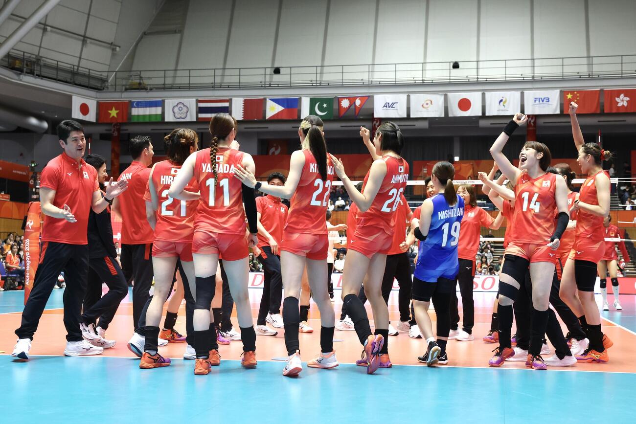 日本対女子　試合前、円陣を組む日本（撮影・宮地輝）