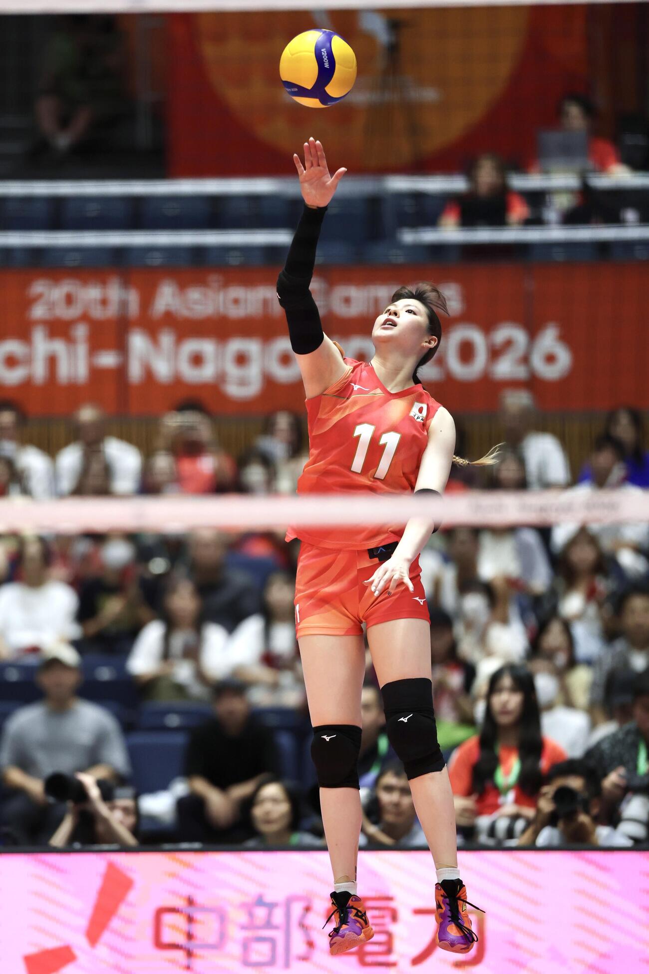 日本対女子　第2セット、サービスエースを決める山田二千華（撮影・宮地輝）