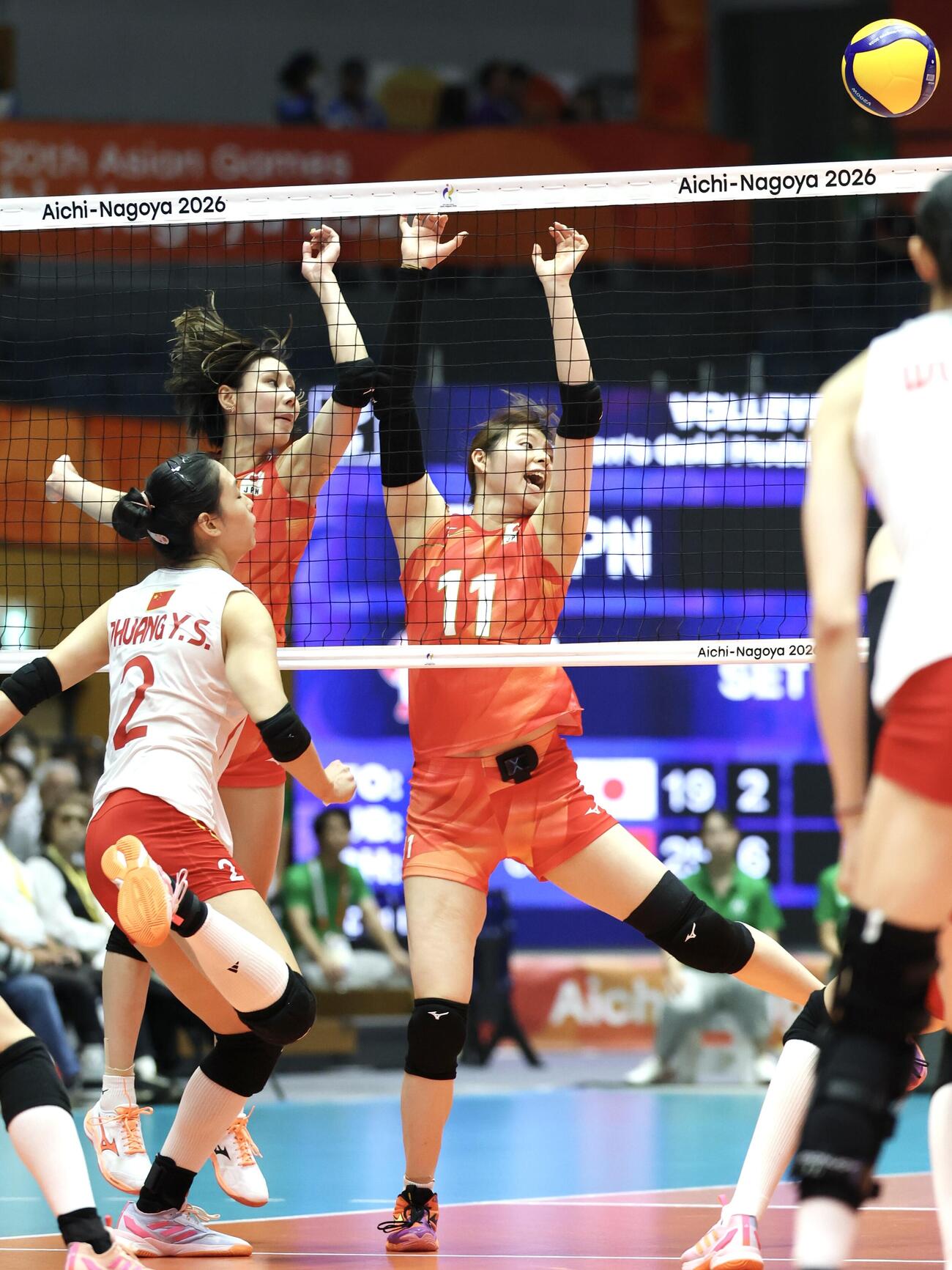 日本対女子　第2セット、ポイントを奪われる和田由紀子（左）と山田二千華（撮影・宮地輝）