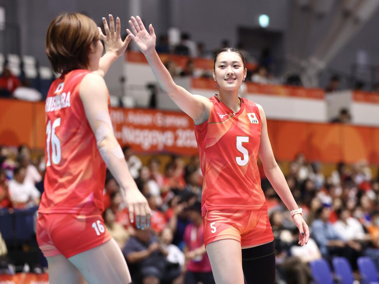 日本対中国　試合前、タッチを交わす佐藤淑乃（撮影・宮地輝）