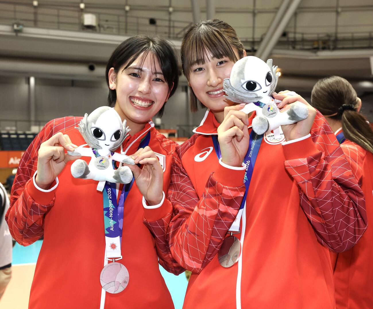日本対中国　銀メダルを獲得し笑顔の井上未唯奈（左）と秋本美空（撮影・宮地輝）