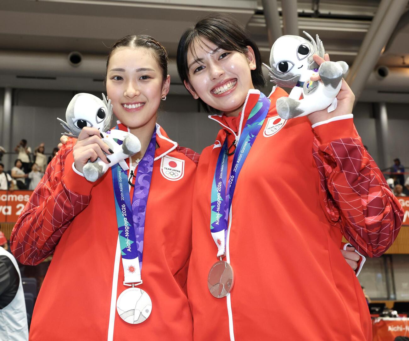 日本対中国　銀メダルを獲得し笑顔の佐藤淑乃（左）と井上未唯奈（撮影・宮地輝）