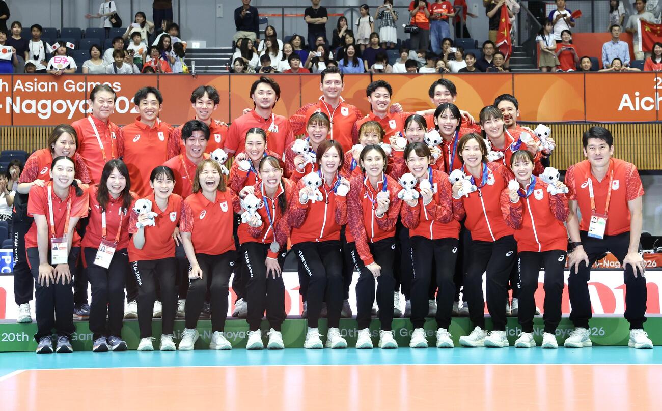 日本対中国　銀メダルを獲得しスタッフと笑顔を見せる日本の選手たち（撮影・宮地輝）