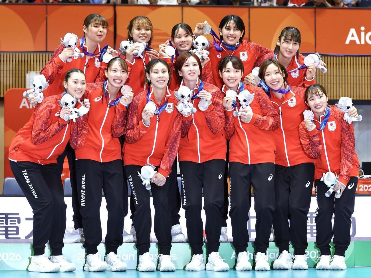 日本対女子　銀メダルを獲得した日本の選手たち（撮影・宮地輝）