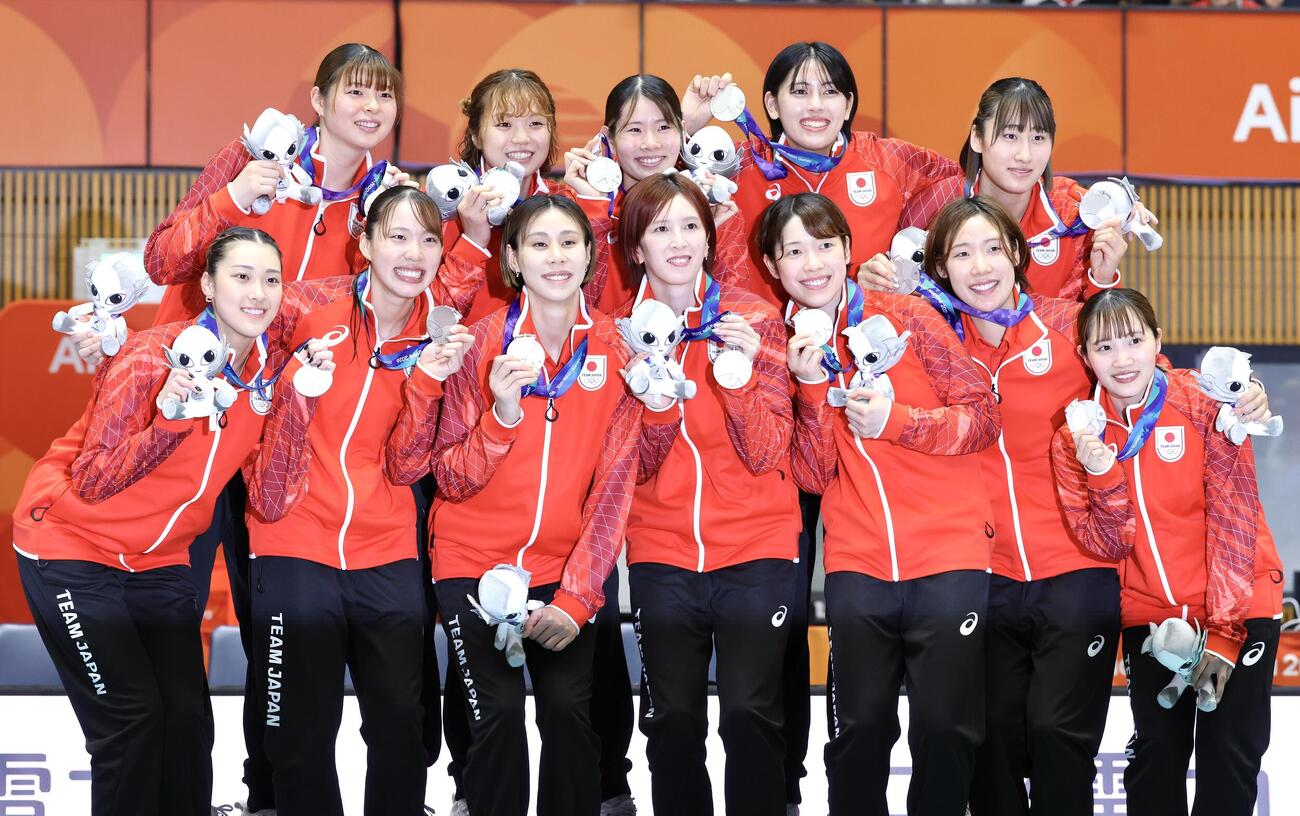 日本対女子　銀メダルを獲得した日本の選手たち（撮影・宮地輝）