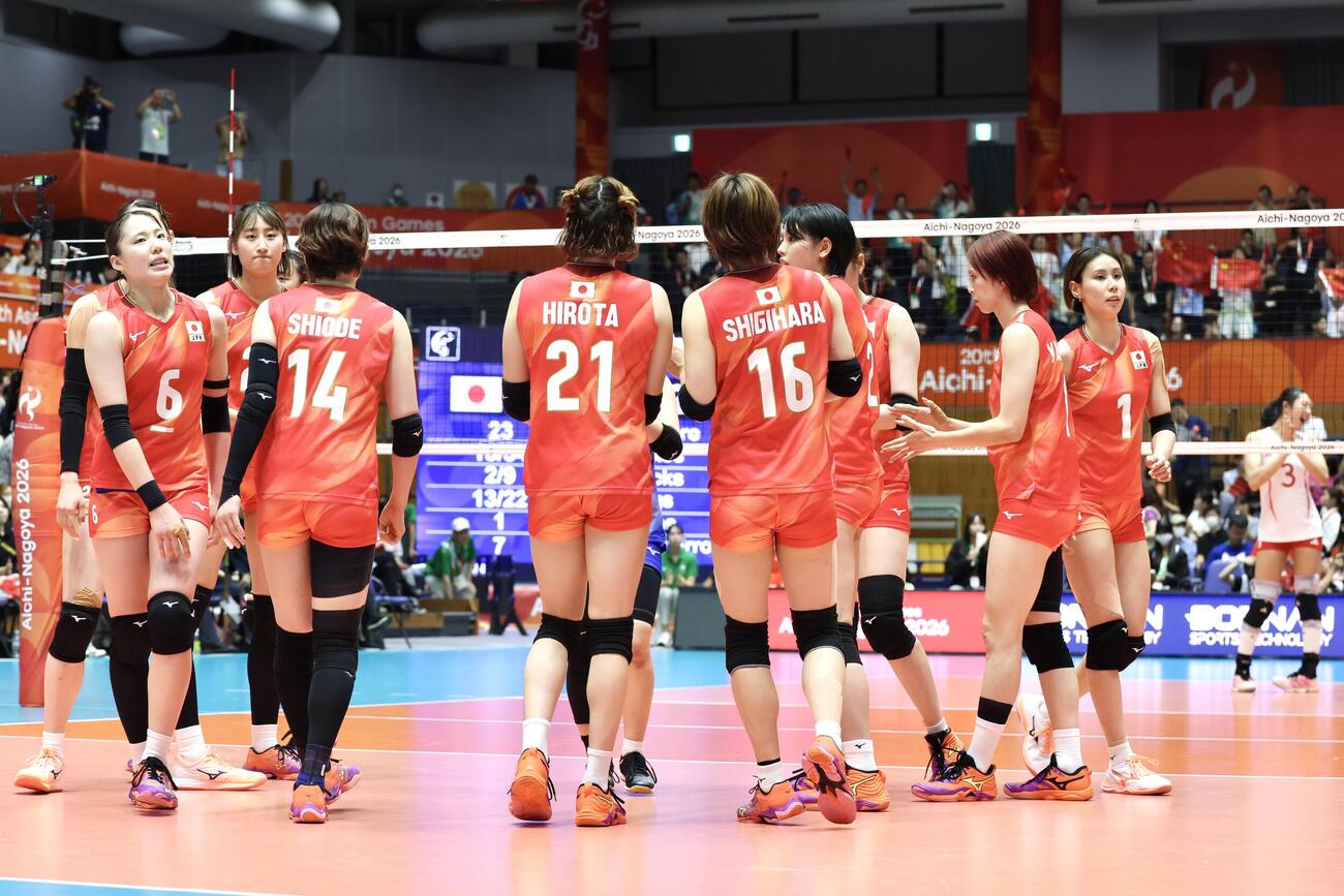 日本対女子　中国に敗れ銀メダルとなった日本（撮影・宮地輝）