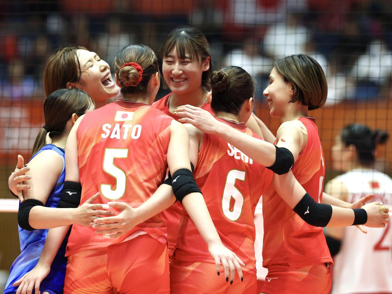 日本対女子　第1セット、スパイクを決めチームメートと喜ぶ秋本美空（中央）（撮影・宮地輝）