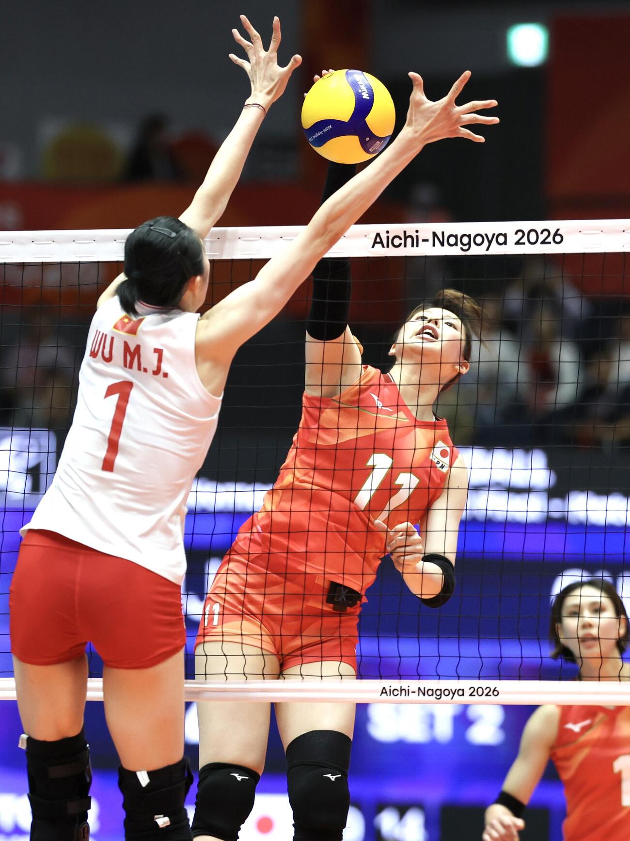日本対女子　第2セット、スパイクを決める山田二千華。ブロックに入った呉夢潔（撮影・宮地輝）
