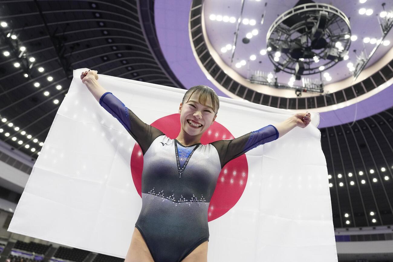 愛知・名古屋アジア大会の体操女子個人総合で優勝し、日の丸を掲げる杉原愛子（共同）