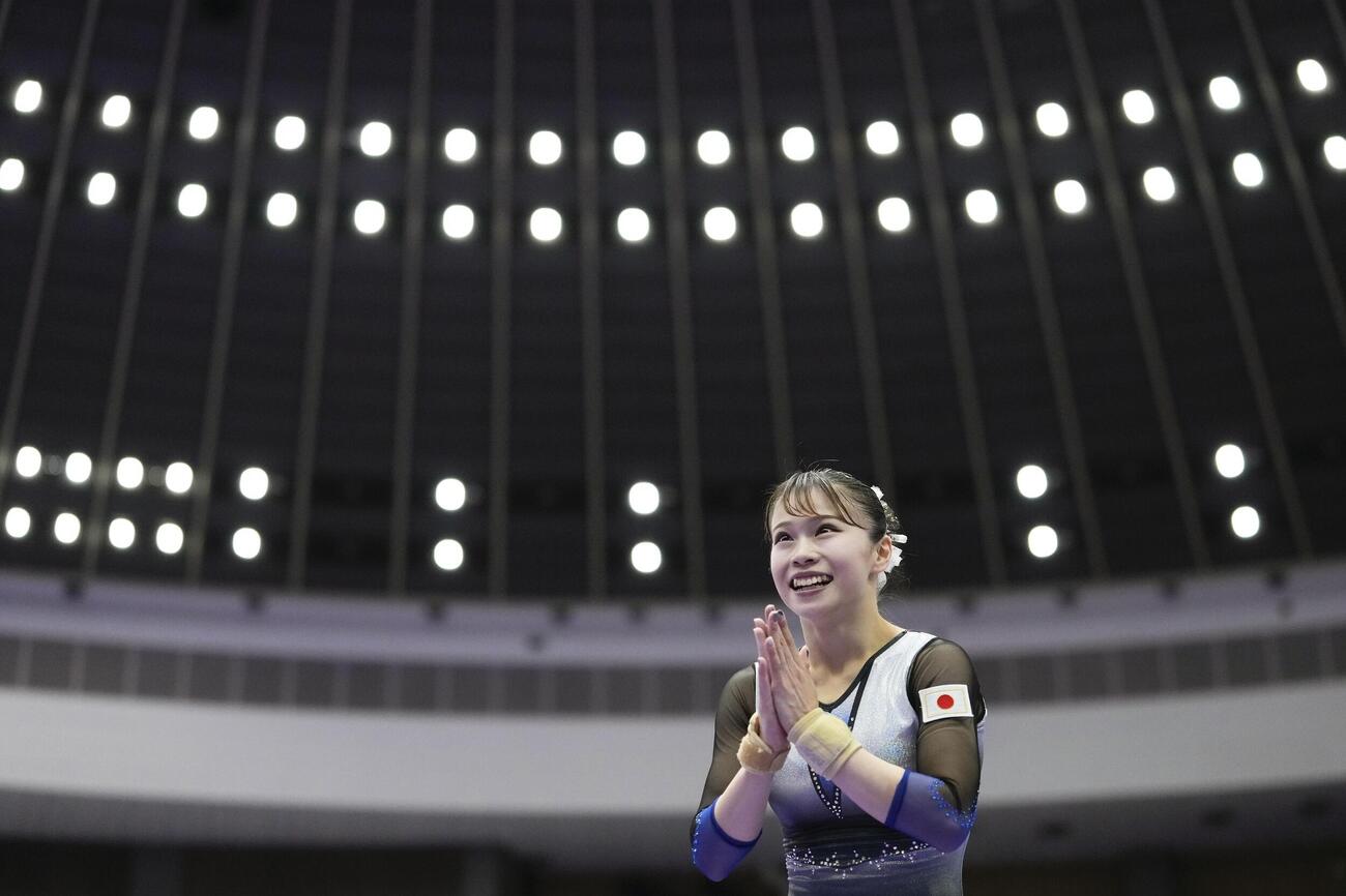 床運動の演技を終えた杉原愛子。女子個人総合で優勝した（共同）