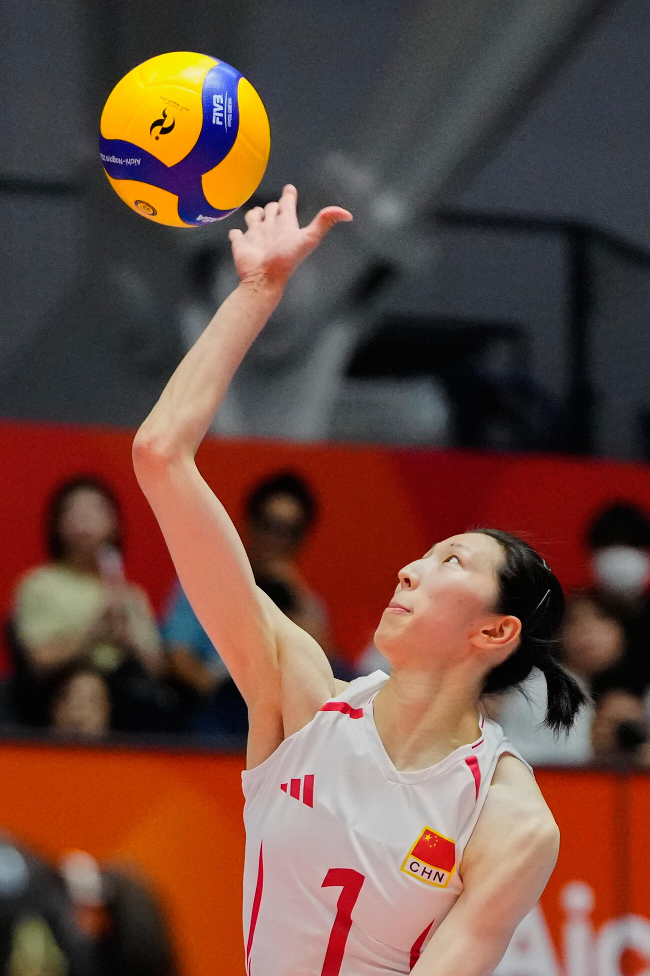 日本対中国　サーブ打つ呉夢潔（AP）