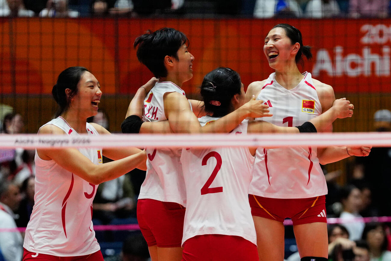 日本対中国　勝利し喜ぶ呉夢潔（右端）ら（AP）