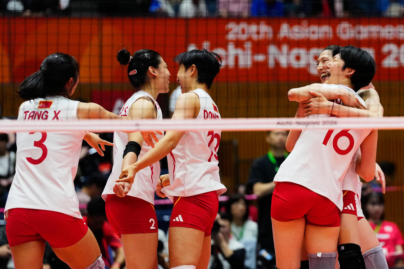 日本対中国　勝利し喜ぶ呉夢潔（右端奥）ら