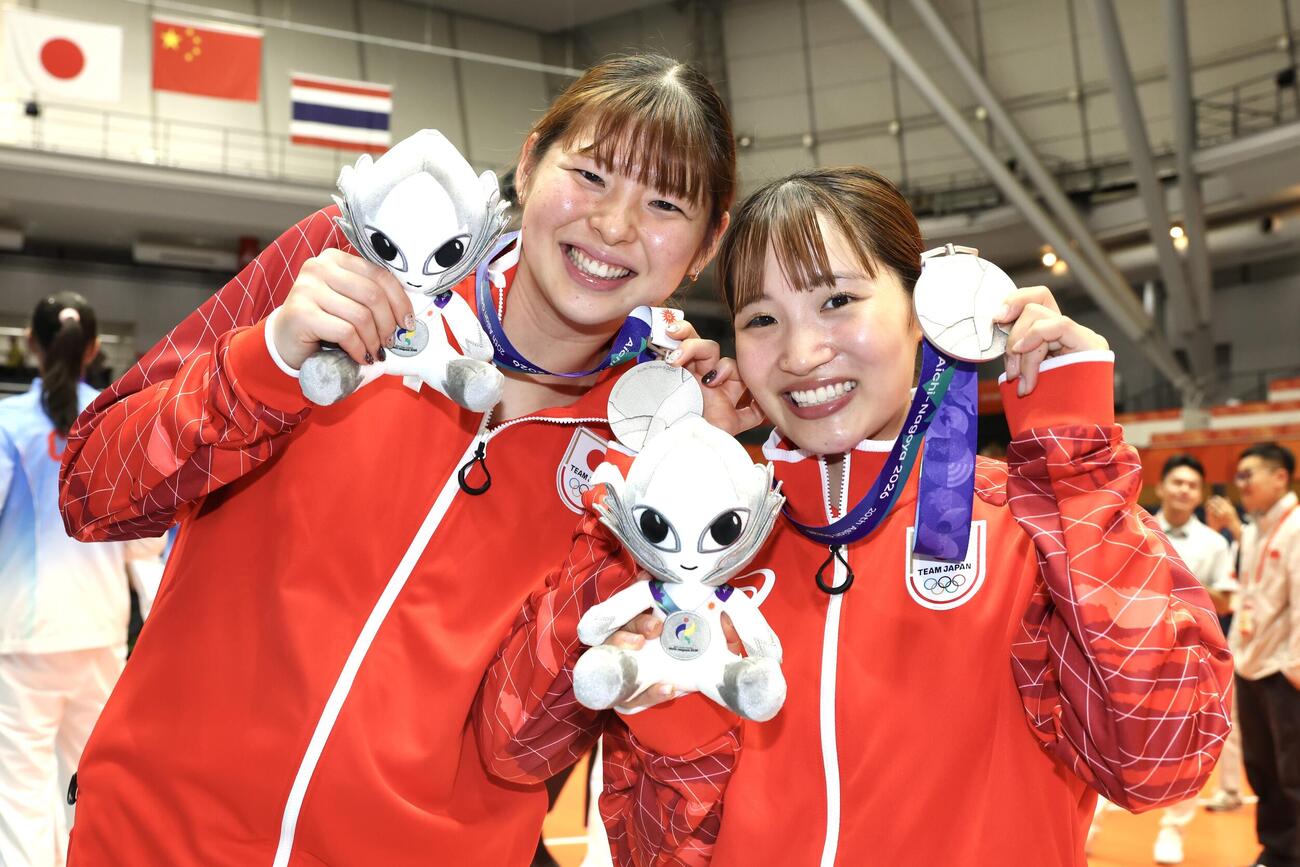 日本対中国　銀メダルを獲得し笑顔の山田二千華（左）と西崎愛菜（撮影・宮地輝）