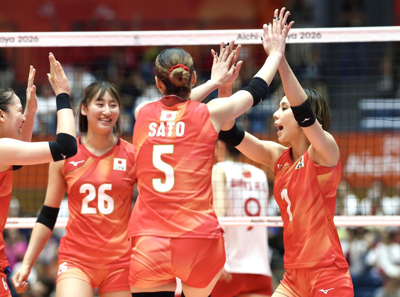 日本対中国　第3セット、スパイクを決めチームメートとタッチを交わす和田由紀子（右）（撮影・宮地輝）