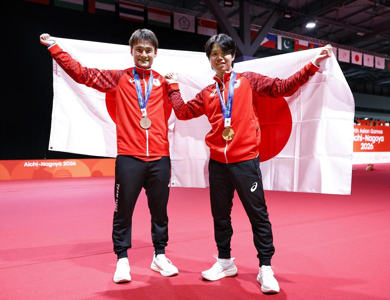 男子フルーレ個人で優勝した飯村一輝（右）と3位の松山恭助（共同）