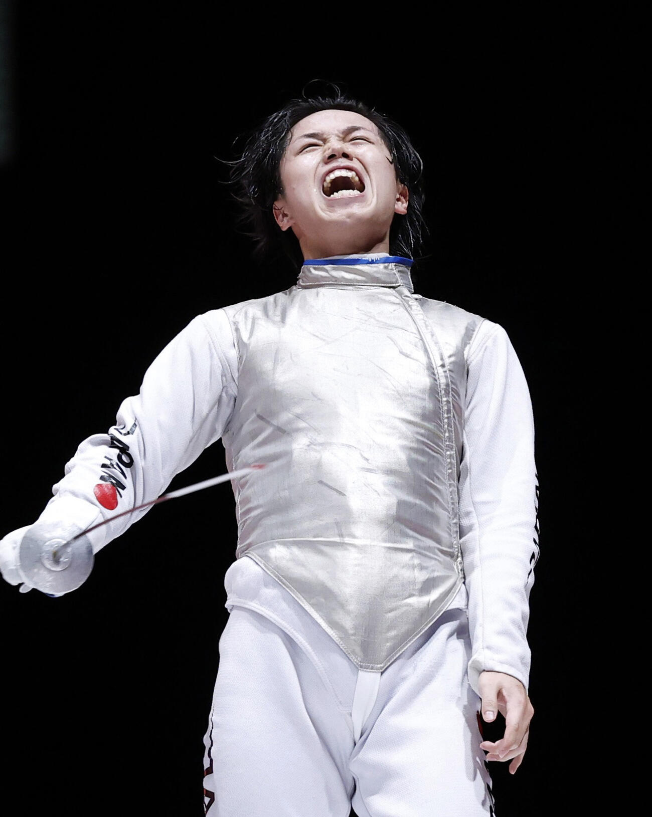 男子フルーレ個人で優勝し、雄たけびを上げる飯村一輝（共同）