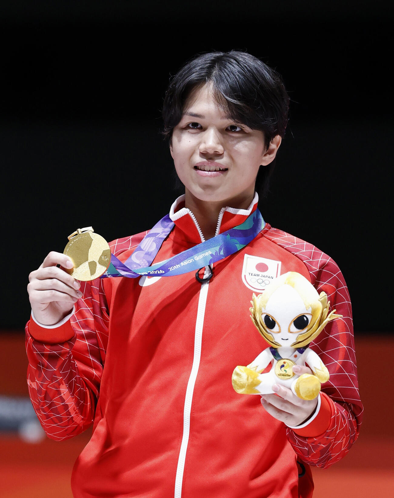 男子フルーレ個人で金メダルを獲得した飯村一輝（共同）