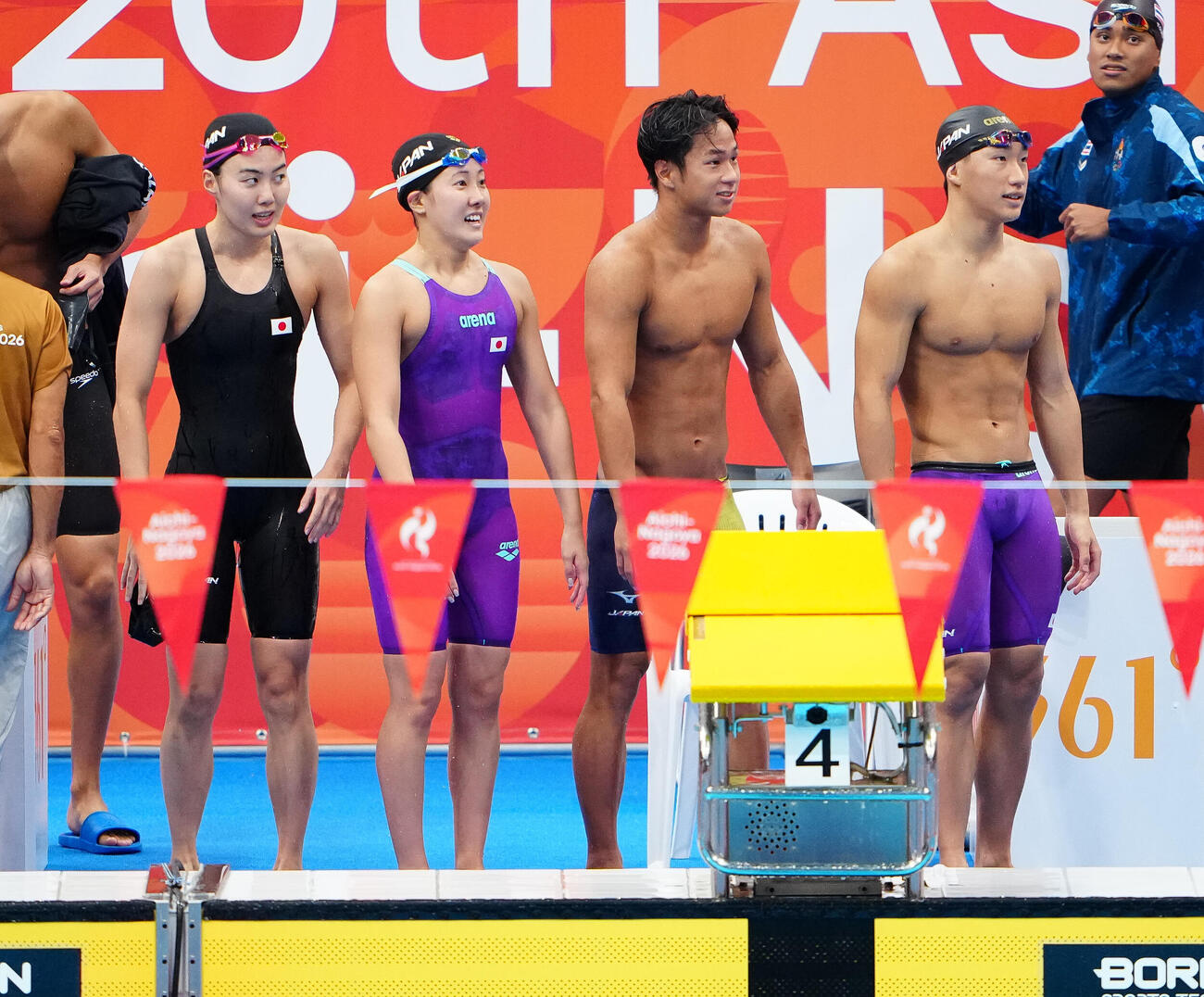 混合400メートルメドレーリレー予選　レース後整列する、左から水口知保、松本信歩、竹原秀一、大橋信（撮影・鈴木みどり）