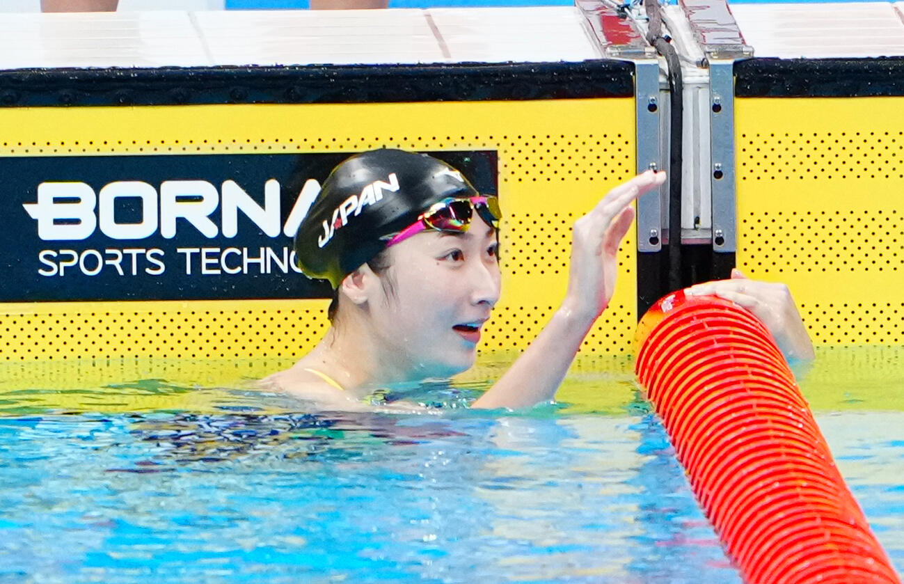 女子100メートルバタフライ予選　ゴール後声援に応える池江璃花子（撮影・鈴木みどり）