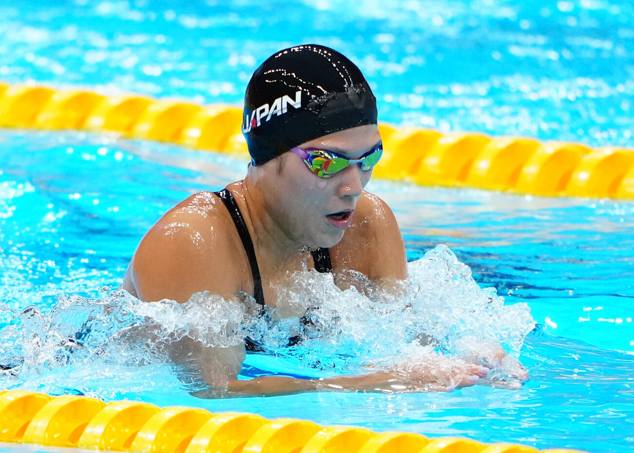 女子400個人メドレーメートル予選　平泳ぎを泳ぐ小堀倭加（撮影・鈴木みどり）