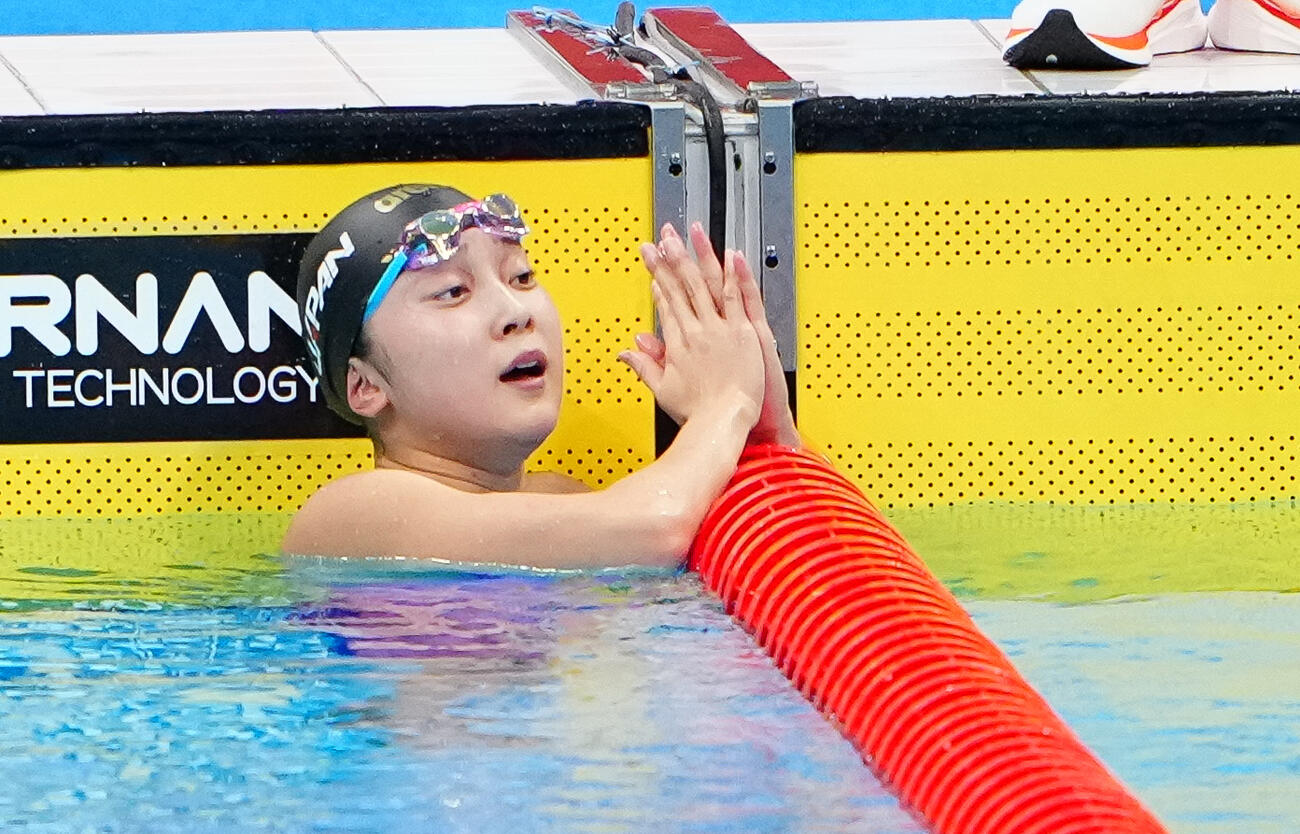 女子400個人メドレーメートル予選　手をたたく成田実生（撮影・鈴木みどり）
