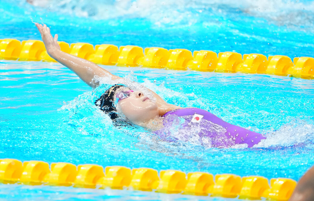 女子400個人メドレーメートル予選　背泳ぎを泳ぐ成田実生（撮影・鈴木みどり）