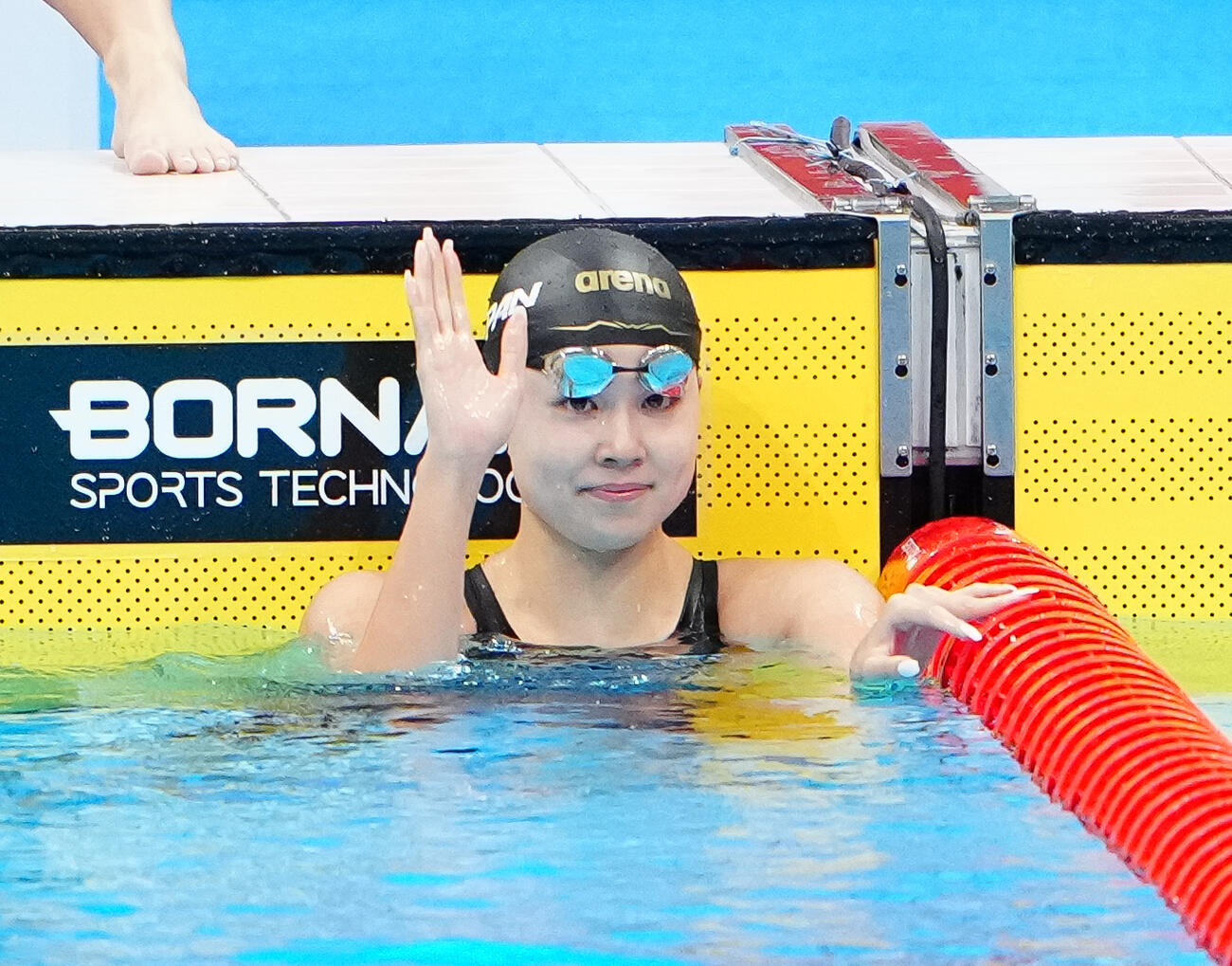 女子100メートルバタフライ予選　ゴール後声援に応える池本凪沙（撮影・鈴木みどり）