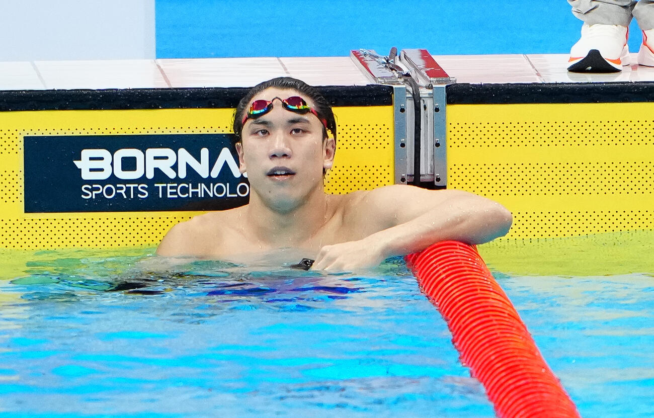 男子100メートルバタフライ予選　タイムを確認する松元克央（撮影・鈴木みどり）
