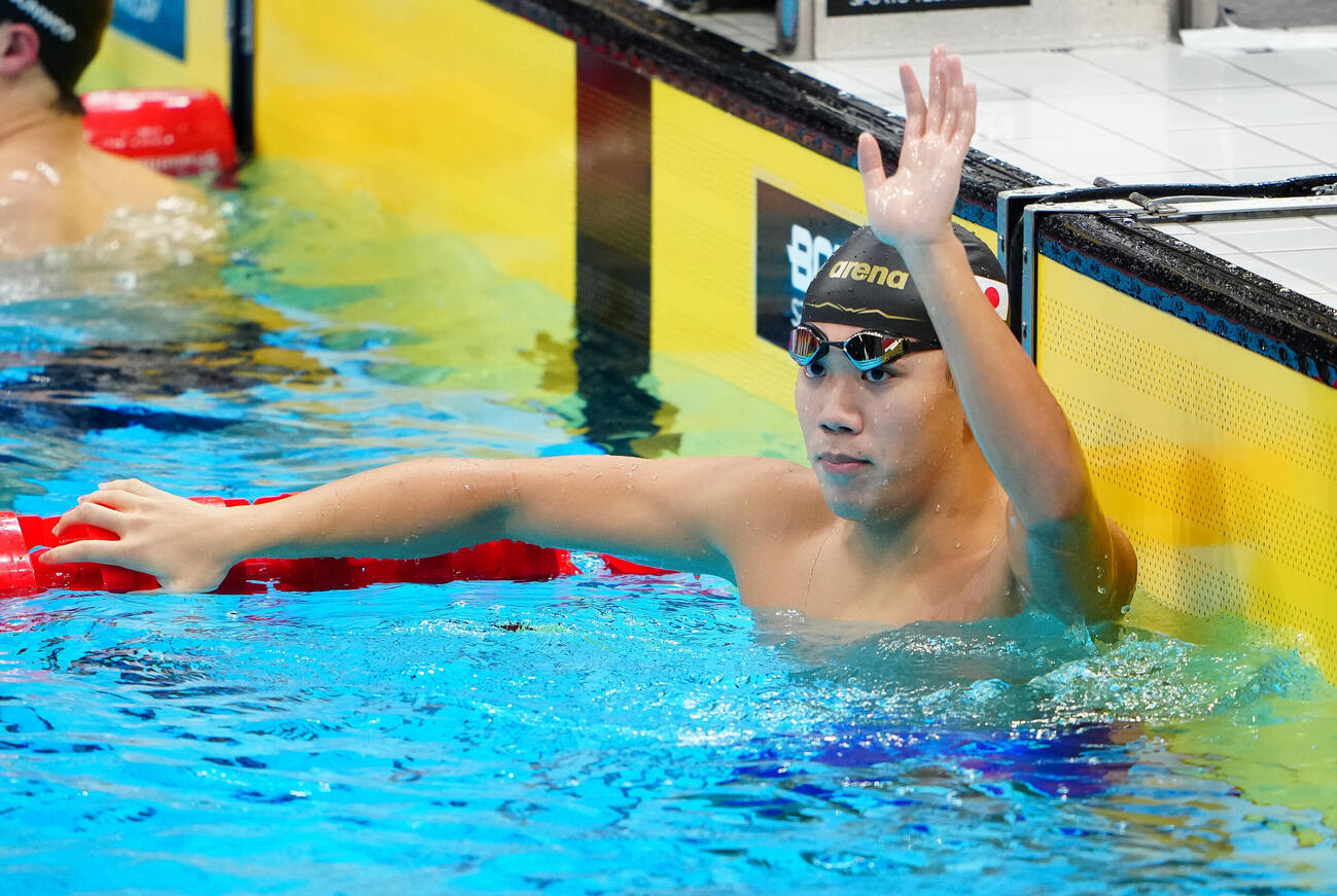 男子200メートル自由形予選　ゴール後声援に応える黒田一瑳（撮影・鈴木みどり）