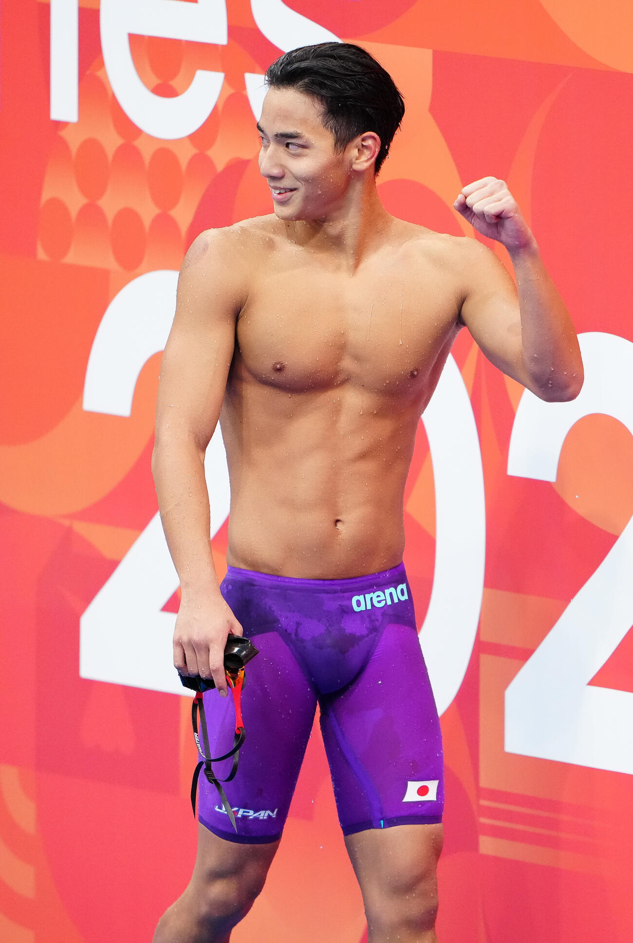 男子200メートル自由形予選　次の組の選手にガッツポーズしながら引き揚げる村佐達也（撮影・鈴木みどり）