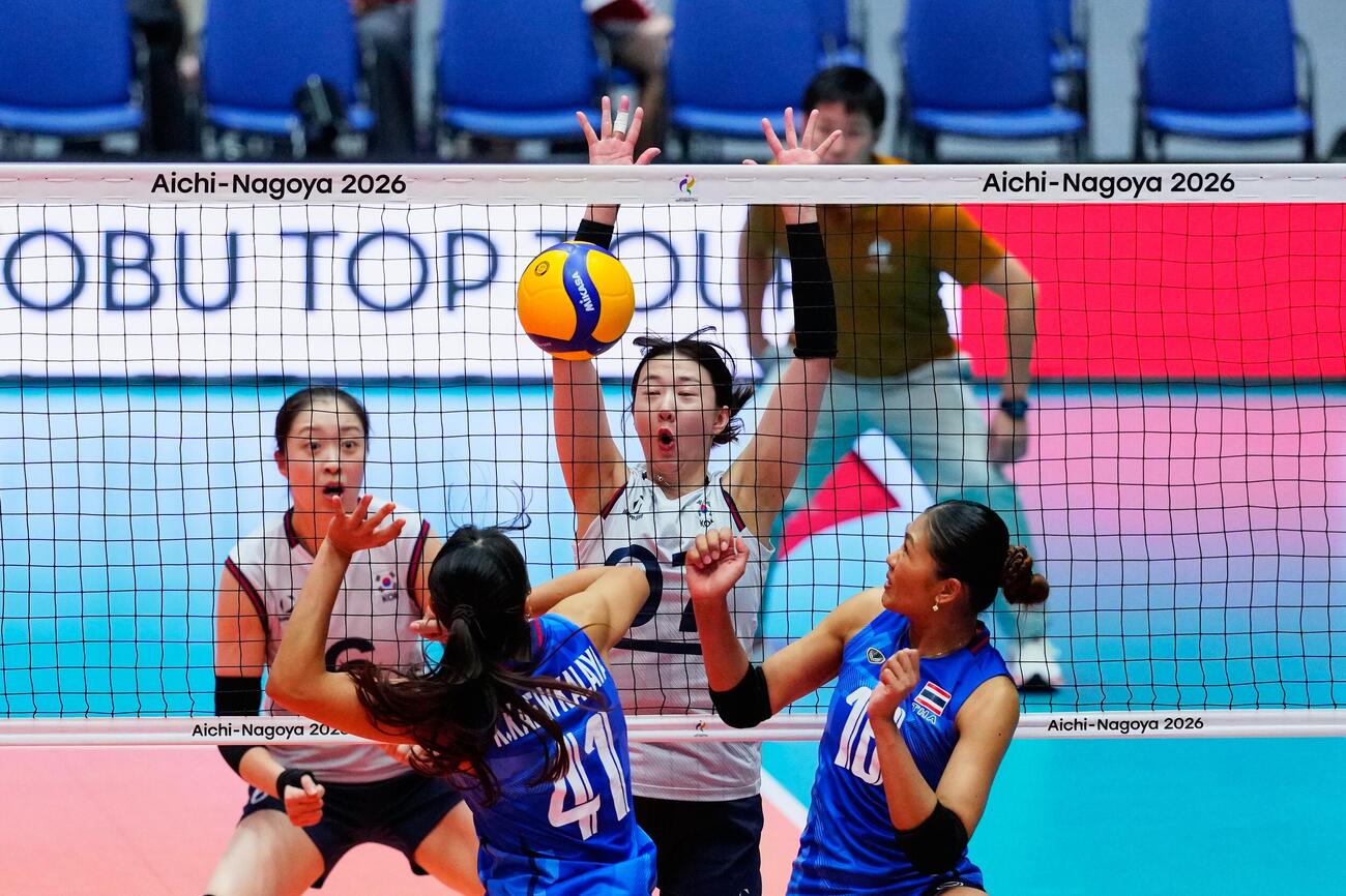 女子バレー3位決定戦でタイ（手前）と対戦する韓国（2026年9月22日）（AP）