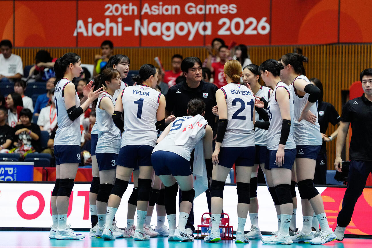 女子バレー3位決定戦、監督を囲んで指示を聞く韓国代表（2026年9月22日）（AP）