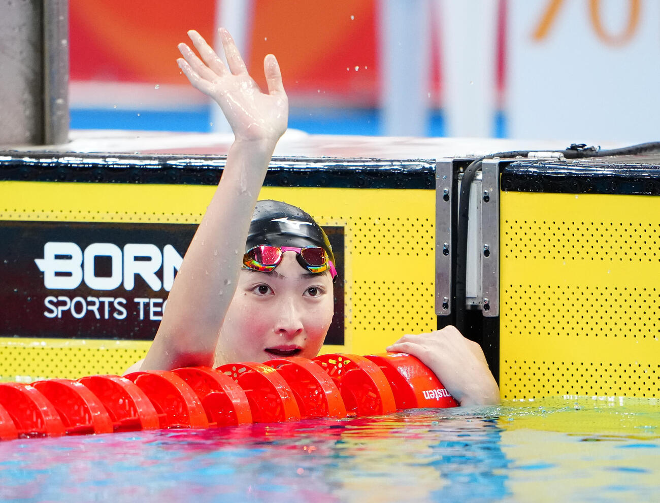 女子100メートルバタフライ決勝　メダルを逃した池江璃花子は声援に応える（撮影・鈴木みどり）