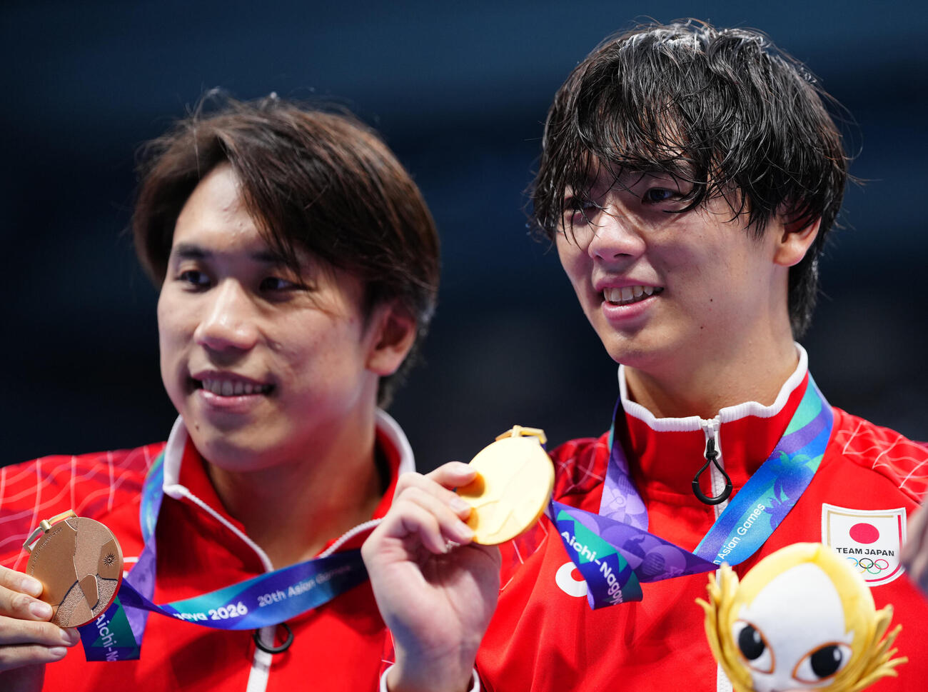 男子100メートルバタフライ　金メダルの光永翔音（右）と銅メダルの松元克央は笑顔で記念撮影（撮影・鈴木みどり）