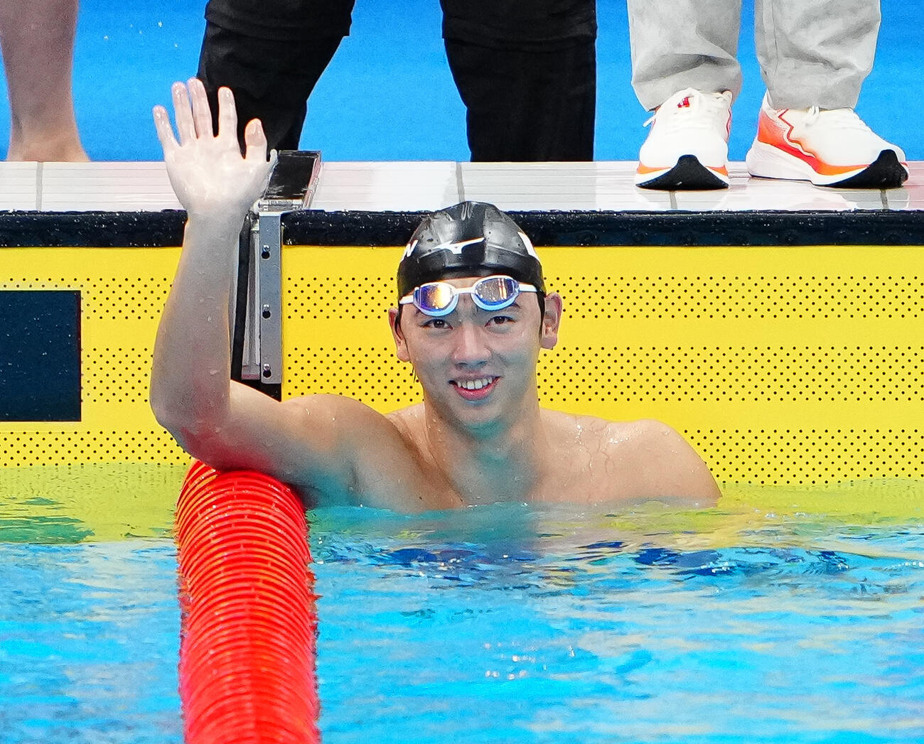 男子100メートルバタフライ予選　ゴール後声援に応える光永翔音（撮影・鈴木みどり）